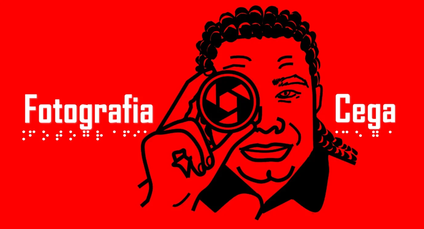 Desenho estilizado de João Maia, negro com cabelo cacheado e trança, segurando uma lente de câmera na frente de um dos olhos, como se estivesse olhando através dela. O fundo é totalmente vermelho, com detalhes em preto e branco. À esquerda da imagem está escrito “Fotografia” e à direita “Cega”, ambos em letras brancas grandes e com a mesma frase escrita abaixo em braille. João Maia está sorrindo levemente e veste uma camisa polo preta.